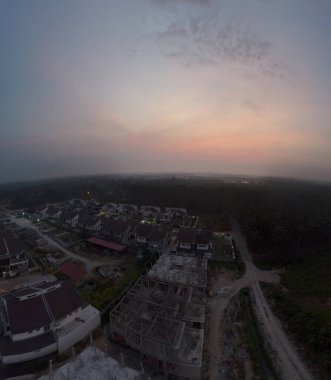 Kırsal patika çevresindeki gökyüzü manzarası filizlenen çıkış ve inşaat binaları altında.  