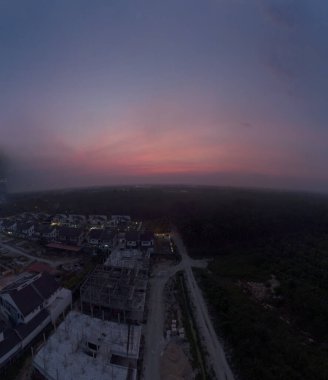 Kırsal patika çevresindeki gökyüzü manzarası filizlenen çıkış ve inşaat binaları altında.  