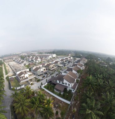 Kırsal patika çevresindeki gökyüzü manzarası filizlenen çıkış ve inşaat binaları altında.  