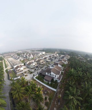 Kırsal patika çevresindeki gökyüzü manzarası filizlenen çıkış ve inşaat binaları altında.  