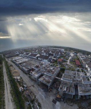 Kırsal patika çevresindeki gökyüzü manzarası filizlenen çıkış ve inşaat binaları altında.  