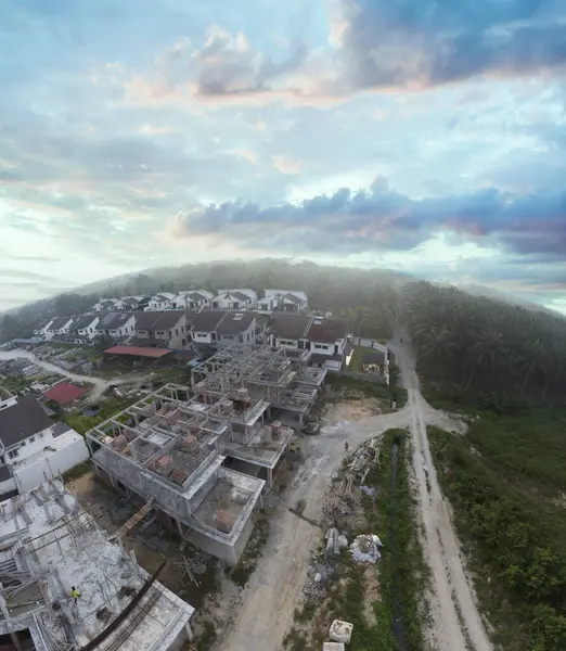 Kırsal patika çevresindeki gökyüzü manzarası filizlenen çıkış ve inşaat binaları altında.  