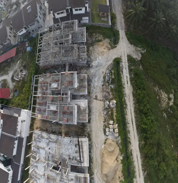 Kırsal patika çevresindeki gökyüzü manzarası filizlenen çıkış ve inşaat binaları altında.  