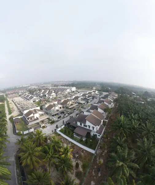 Kırsal patika çevresindeki gökyüzü manzarası filizlenen çıkış ve inşaat binaları altında.  