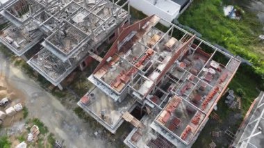 Yapım aşamasındaki çift katlı evlerin hava görüntüsü.