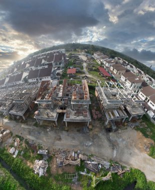 Yapım aşamasındaki çift katlı evlerin yukarıdan aşağıya doğru panoramik görüntüsü. 