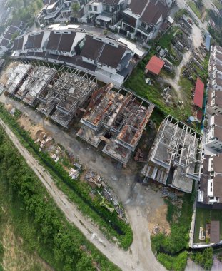 Yapım aşamasındaki çift katlı evlerin yukarıdan aşağıya doğru panoramik görüntüsü. 