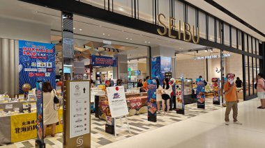 Kuala Lumpur, Malezya. Temmuz 01.2025: Pencere alışverişi, binanın mimari iç yapı tasarımı ve 106. alışveriş merkezindeki bazı ünlü mağazaların etrafındaki güzel dekorasyonlar. 