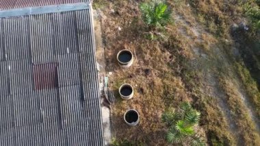 Çiftlikteki terk edilmiş ve harap olmuş eski bir Asyalı ahşap evin kamera görüntüleri.. 