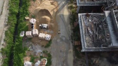 İkametgah evlerinin yakınındaki boş arazide insansız hava aracı uçuran bir adamın hava görüntüleri..