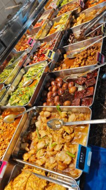 Kuala Lumpur, Malezya. Temmuz 01.2025: Asya Çin lokantası, ekonomik pirinç tezgahı, Puchong Jaya 'da tercih edilen lezzet kombinasyonuyla uygun fiyatlı yemek çeşitleri..