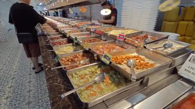 Kuala Lumpur, Malezya. Temmuz 01.2025: Asya Çin lokantası, ekonomik pirinç tezgahı, Puchong Jaya 'da tercih edilen lezzet kombinasyonuyla uygun fiyatlı yemek çeşitleri..