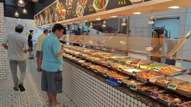 Kuala Lumpur, Malezya. Temmuz 01.2025: Asya Çin lokantası, ekonomik pirinç tezgahı, Puchong Jaya 'da tercih edilen lezzet kombinasyonuyla uygun fiyatlı yemek çeşitleri..