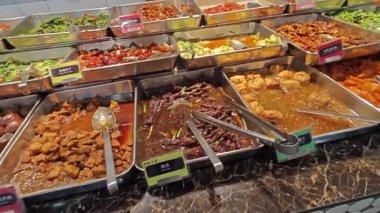 Kuala Lumpur, Malezya. Temmuz 01.2025: Asya Çin lokantası, ekonomik pirinç tezgahı, Puchong Jaya 'da tercih edilen lezzet kombinasyonuyla uygun fiyatlı yemek çeşitleri..