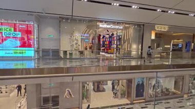 Kuala Lumpur, Malezya. Temmuz 01.2025: Pencere alışverişi, binanın mimari iç yapı tasarımı ve 106. Alışveriş merkezindeki mağazaların etrafındaki güzel dekorasyonlar.