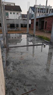 Temel kirişlerin etrafındaki nemli beton zemin.