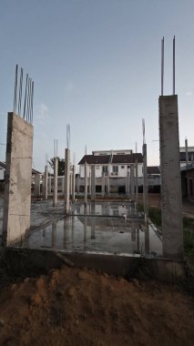 Temel kirişlerin etrafındaki nemli beton zemin.