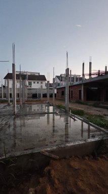 Temel kirişlerin etrafındaki nemli beton zemin.