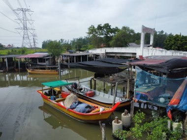 Sitiawan, Perak, Malezya. 25 Temmuz 2025: Kg Pasir Panjang laut limanının hemen üstündeki sessiz balıkçı limanı çevresindeki panoramik hava sahnesi, Kg Koh.