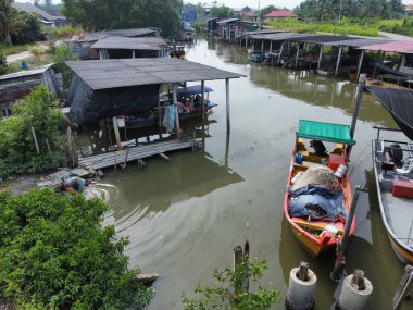 Sitiawan, Perak, Malezya. 25 Temmuz 2025: Kg Pasir Panjang laut limanının hemen üstündeki sessiz balıkçı limanı çevresindeki panoramik hava sahnesi, Kg Koh.