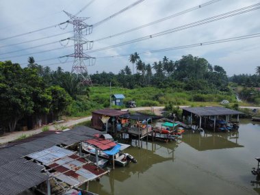 Sitiawan, Perak, Malezya. 25 Temmuz 2025: Kg Pasir Panjang laut limanının hemen üstündeki sessiz balıkçı limanı çevresindeki panoramik hava sahnesi, Kg Koh.