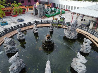 Sitiawan, Perak, Malezya. 25 Temmuz 2025: Kg Pasir Panjang, Kg koh 'taki Tua Pek Kong tapınağının yakınlarındaki devasa tanrıların panoramik hava manzarası.