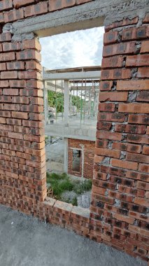 Yarı-katlı konut projesinin çevresi iki katlı..