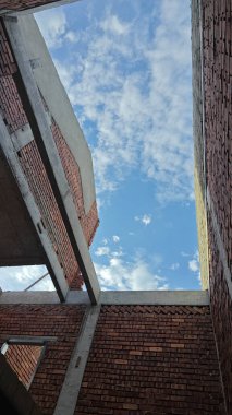 Yarı-katlı konut projesinin çevresi iki katlı..