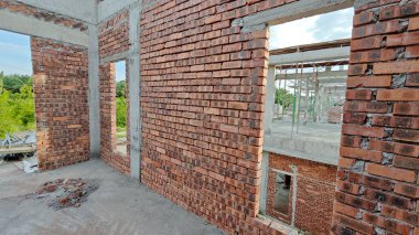 Yarı-katlı konut projesinin çevresi iki katlı..