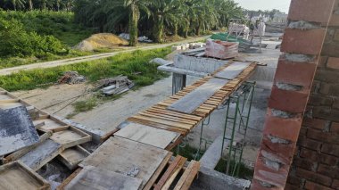 Yarı-katlı konut projesinin çevresi iki katlı..