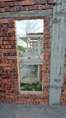 Yarı-katlı konut projesinin çevresi iki katlı..