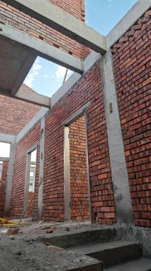 Yarı-katlı konut projesinin çevresi iki katlı..