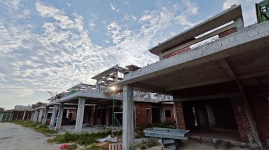 Yarı-katlı konut projesinin çevresi iki katlı..