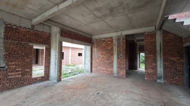 Yarı-katlı konut projesinin çevresi iki katlı..