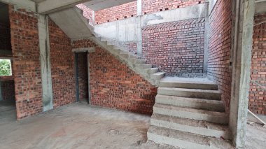 Yarı-katlı konut projesinin çevresi iki katlı..