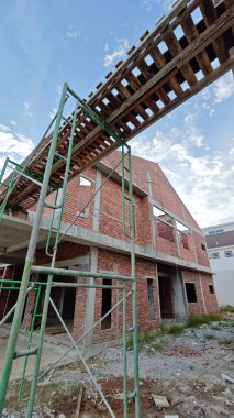 Yarı-katlı konut projesinin çevresi iki katlı..