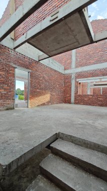 Yarı-katlı konut projesinin çevresi iki katlı..