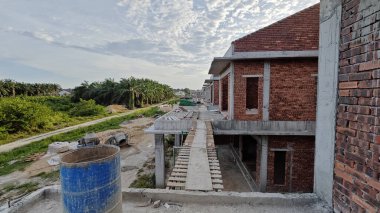 Yarı-katlı konut projesinin çevresi iki katlı..