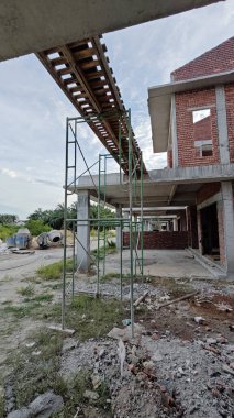 Yarı-katlı konut projesinin çevresi iki katlı..