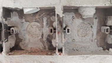 Yeni elektrik soketi deliği tuğla beton duvara monte ediliyor. 