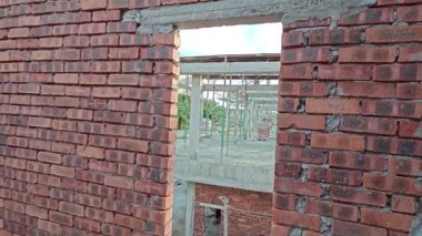 Yarı-katın etrafındaki olay mahalli, iki katlı bir ev..