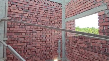 Yarı-katın etrafındaki olay mahalli, iki katlı bir ev..