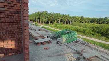 Yarı-katın etrafındaki olay mahalli, iki katlı bir ev..