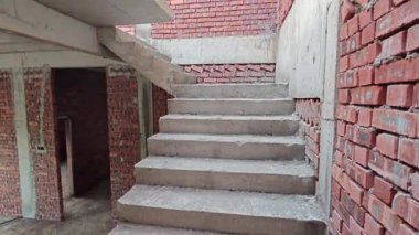 Yarı-katın etrafındaki olay mahalli, iki katlı bir ev..