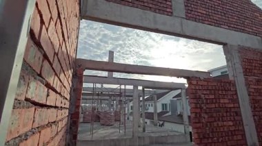 Yarı-katın etrafındaki olay mahalli, iki katlı bir ev..