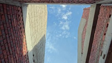 Yarı-katın etrafındaki olay mahalli, iki katlı bir ev..