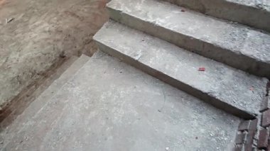 Yarı-katın etrafındaki olay mahalli, iki katlı bir ev..