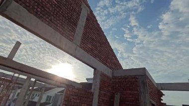 Yarı-katın etrafındaki olay mahalli, iki katlı bir ev..