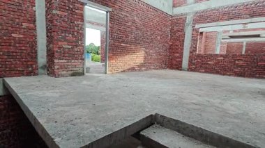 Yarı-katın etrafındaki olay mahalli, iki katlı bir ev..