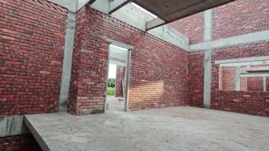 Yarı-katın etrafındaki olay mahalli, iki katlı bir ev..